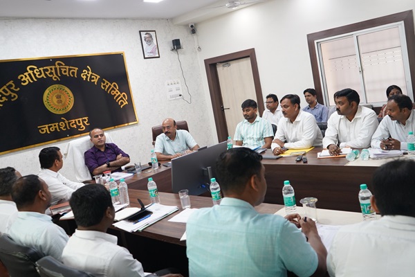 Jamshedpur : उपायुक्त की अध्यक्षता में नगर निकायों की समीक्षा बैठक सम्पन्न, स्वच्छता और नागरिक सुविधाओं पर जोर