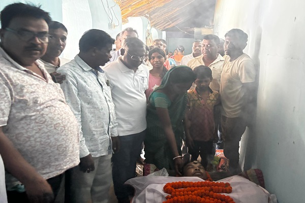 Ghatsila : पूर्व पंचायत अध्यक्ष रमेश्वर पूर्ति के निधन पर सोमेश चंद्र सोरेन ने जताया शोक