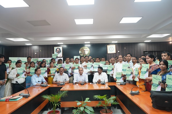 Jamshedpur : उपायुक्त एवं उप विकास आयुक्त ने 50 नवनियुक्त सहायक आचार्यों को सौंपे नियुक्ति पत्र