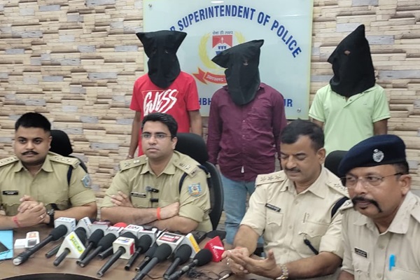 Jamshedpur : साकची पुलिस ने चेन छिनतई गिरोह का किया भंडाफोड़, तीन गिरफ्तार