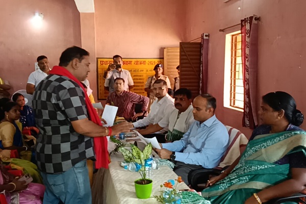 Jamshedpur : उपायुक्त ने उत्तरी सरजामदा में बैठक कर सुनी ग्रामीणों की समस्याएं