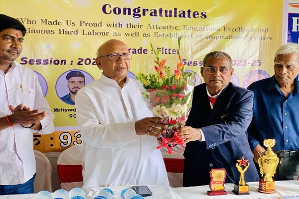 Jamshedpur : विश्वकर्मा जयंती पर विधायक सरयू राय ने किया विभिन्न पंडालों का भ्रमण