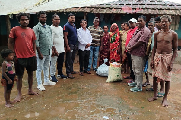 Ghatsila : ढोंगादोहो में बुधू सबर के श्राद्ध कर्म में सोमेश सोरेन का सहयोग