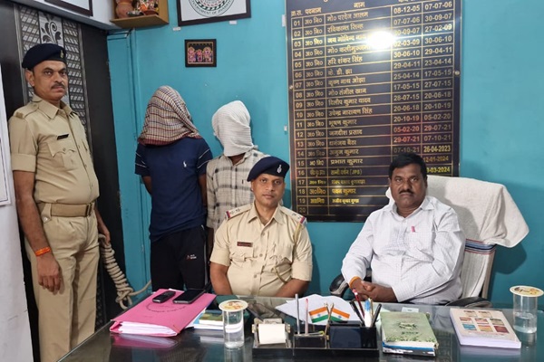 Jamshedpur : सुंदरनगर में चोरी की बाइक और मोबाइल के साथ तीन गिरफ्तार