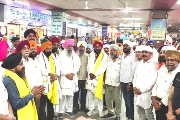 Jamshedpur : साकची गुरुद्वारा कमिटी ने श्रद्धालुओं को दी भावभीनी विदाई, अमृतसर के लिए रवाना हुई सिख संगत