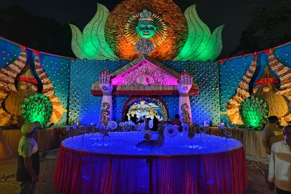 Jamshedpur : टुइलाडूंगरी दुर्गा पूजा पंडाल तैयारियों के अंतिम चरण में, जंगल बचाव का दे रहा संदेश