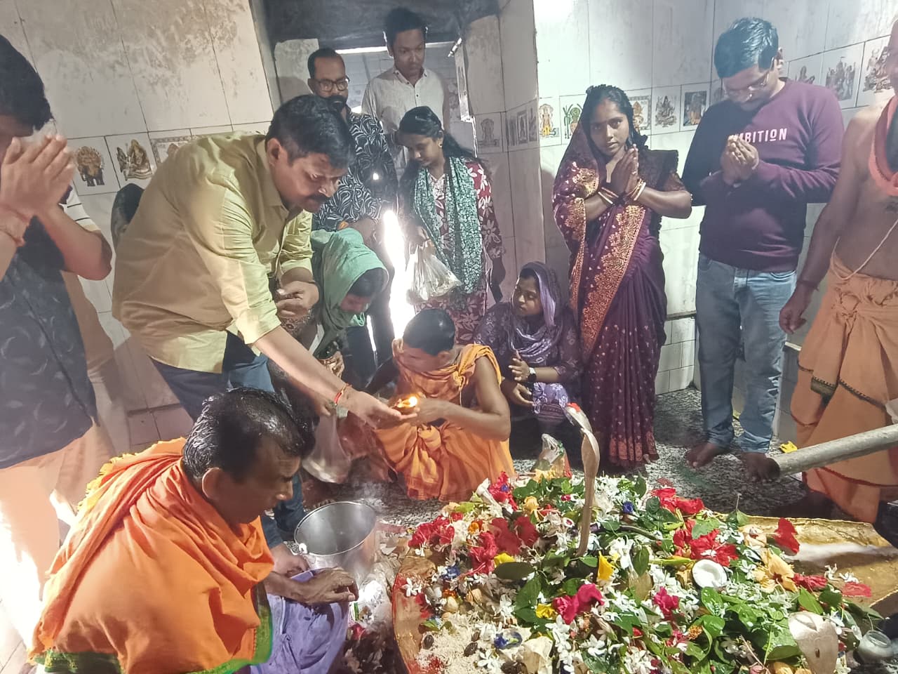 Bahragora: राजकुमार सिंह ने चित्रेश्वर मंदिर में की पूजा, स्वच्छता और जल संरक्षण पर दिया जोर