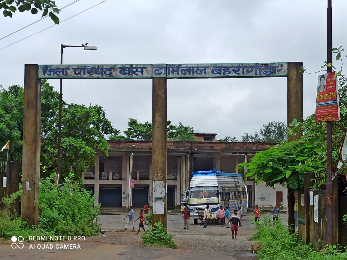 Bahragora: करोड़ों की लागत से बना बहरागोड़ा बस टर्मिनल खंडहर में तब्दील – सरकार को राजस्व, यात्रियों को परेशानी