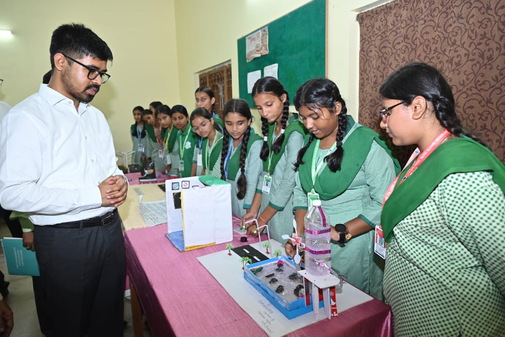 Deoghar: देवघर में बच्चों की प्रतिभा चमकी, रामकृष्ण विवेकानंद विद्यामंदिर में जिलास्तरीय विज्ञान प्रदर्शनी आयोजित