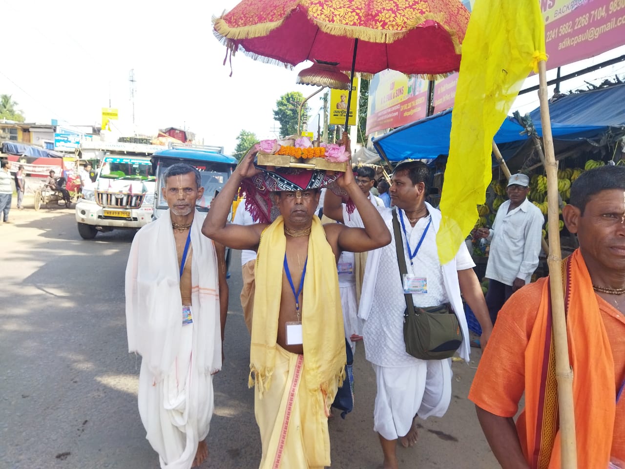 Bahragora: 400 किमी की पैदल यात्रा पर निकले कृष्ण भक्त, चरण पादुका संग पहुंचेगे पुरी