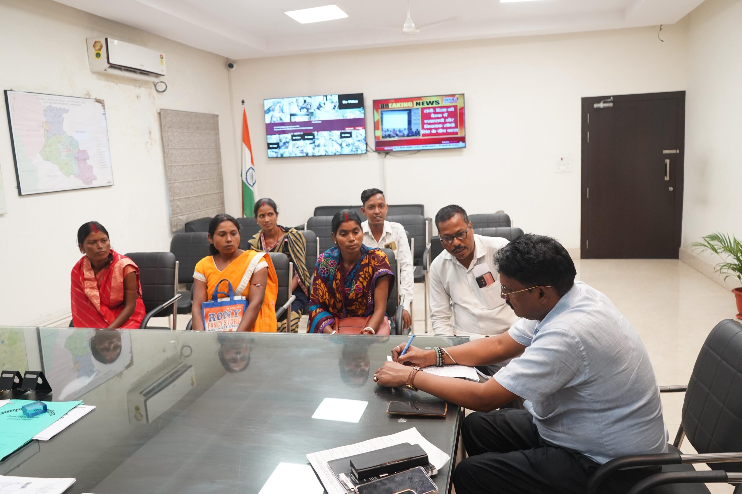 Jamshedpur: उप विकास आयुक्त ने सुनीं जनता की समस्याएं, दिए समयबद्ध कार्रवाई के निर्देश