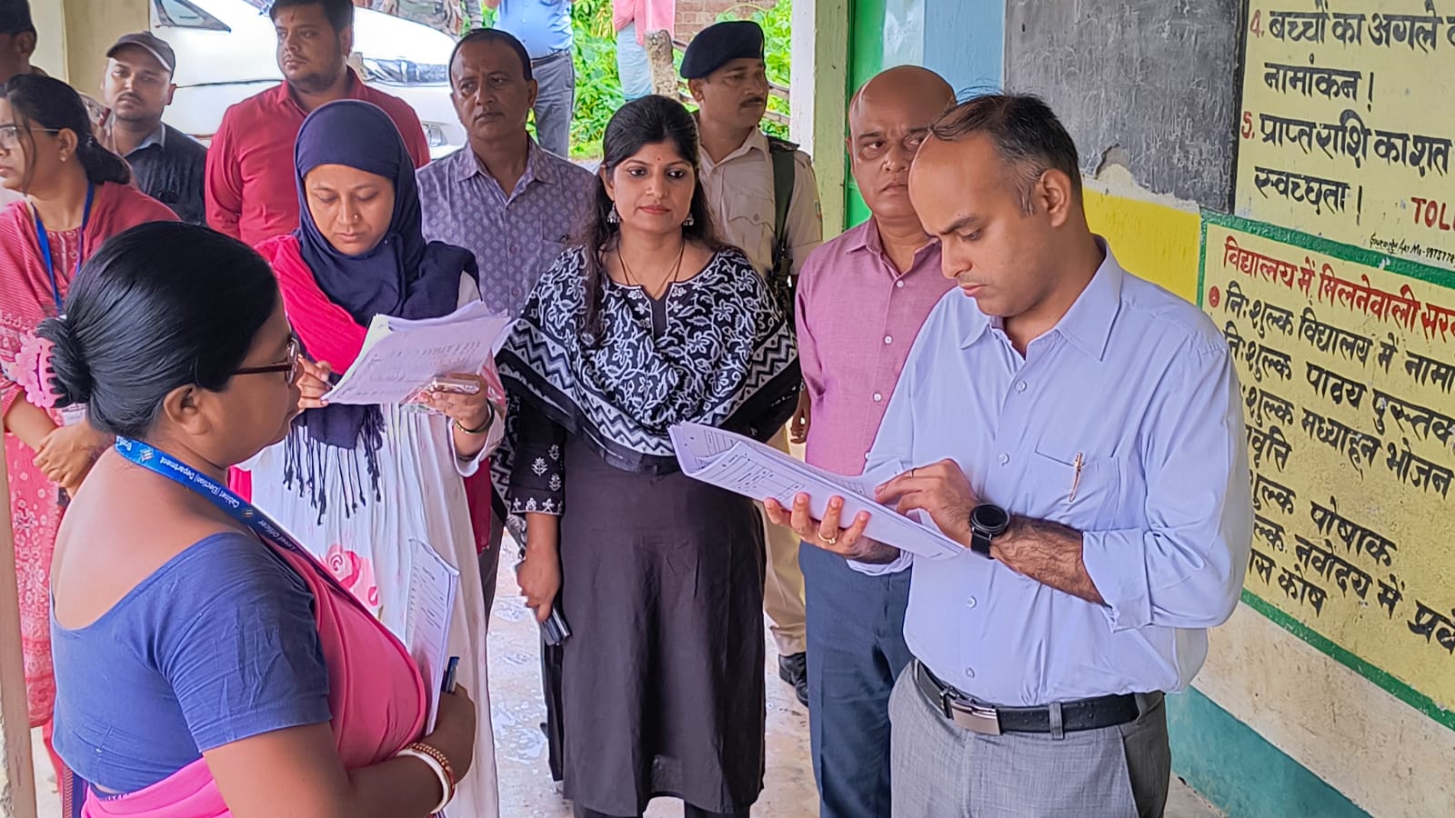 Jamshedpur: उपचुनाव की तैयारी – उपायुक्त ने बूथों का लिया जायजा, अधिकारियों को दिए सख्त निर्देश