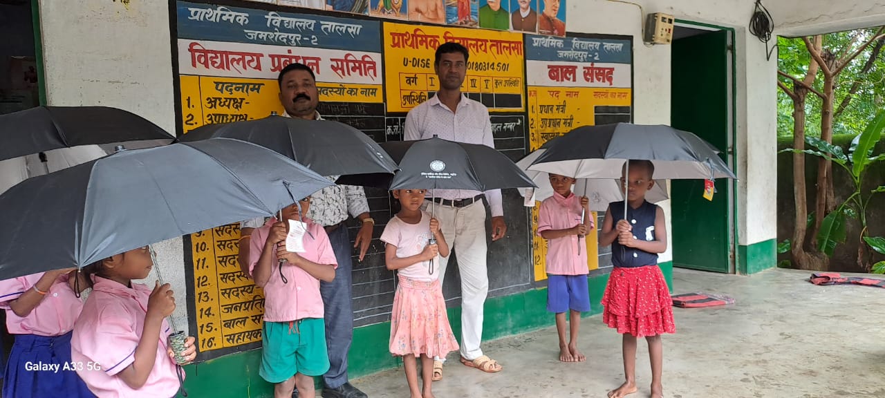 Jadugora: बारिश में भीगने से बचेंगे बच्चे, UCIL ने बांटे छाते
