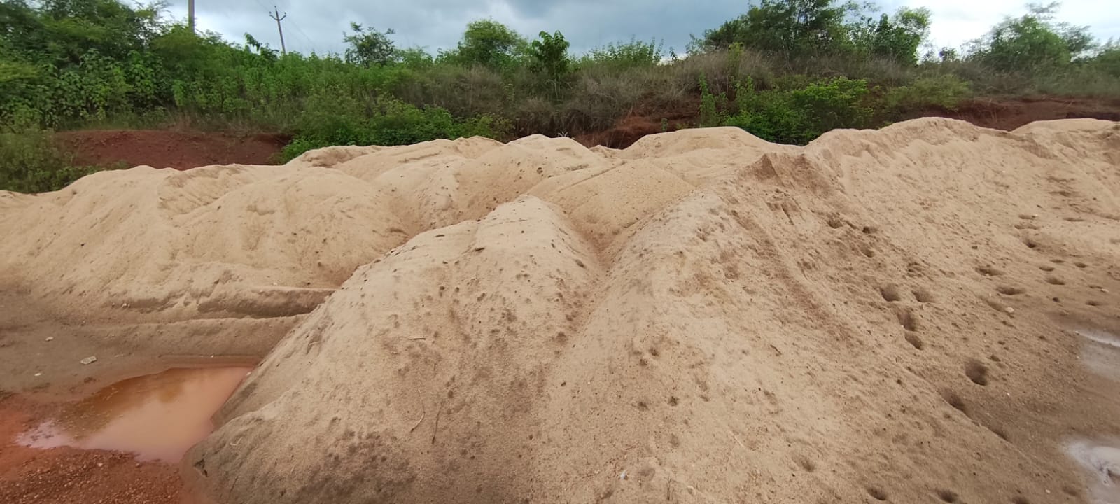 Bahragora: थाने के पास मिला अवैध बालू, NGT की रोक बेअसर – धड़ल्ले से चल रहा काला कारोबार