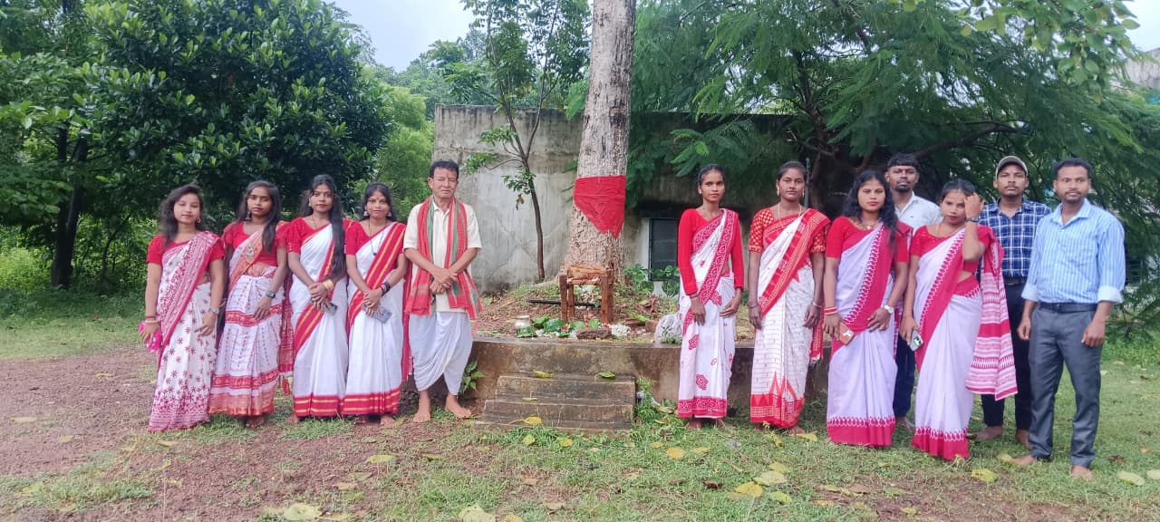 Bahragora: बहरागोड़ा महाविद्यालय में मनाया गया करमा पूजा, ढोल-मांदर की थाप पर झूमे छात्र