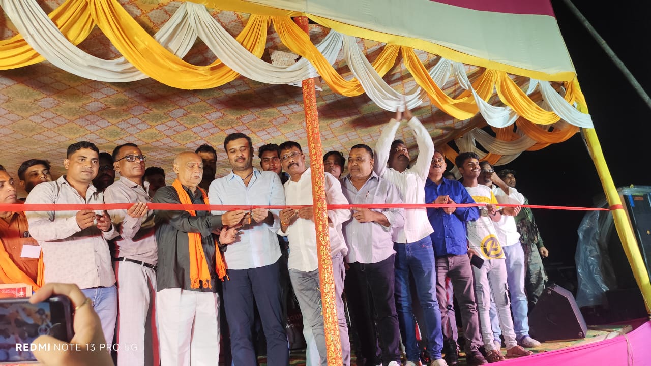 Saraikela: गणेश पूजा में शामिल हुए पूर्व उपमुख्यमंत्री सुदेश महतो, गायक कुंदन कुमार ने समां बांधा