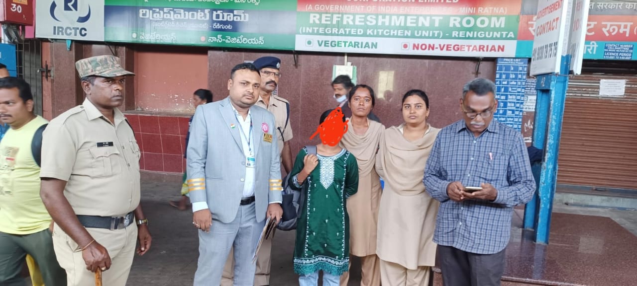 Kharagpur: TTI की सतर्कता से बची 15 वर्षीय लड़की, रेलवे ने दिखाई संवेदनशीलता