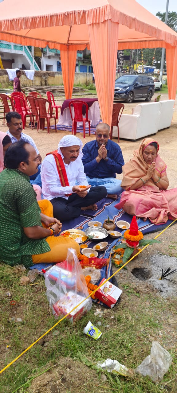 Jamshedpur: बारिगोड़ा दुर्गा पूजा मैदान में भूमि पूजन, समाजसेवी और जनप्रतिनिधि रहे शामिल