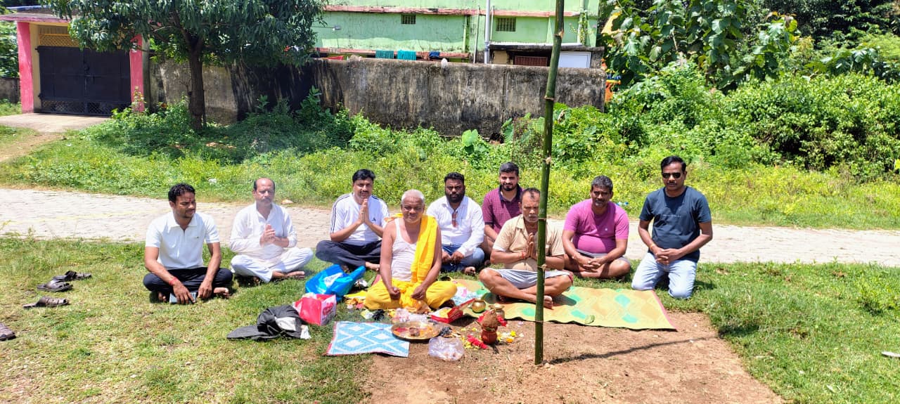 Saraikela: सनातनी दुर्गा पूजा समिति ने भूमि पूजन के साथ शुरू की दुर्गा पूजा की तैयारी