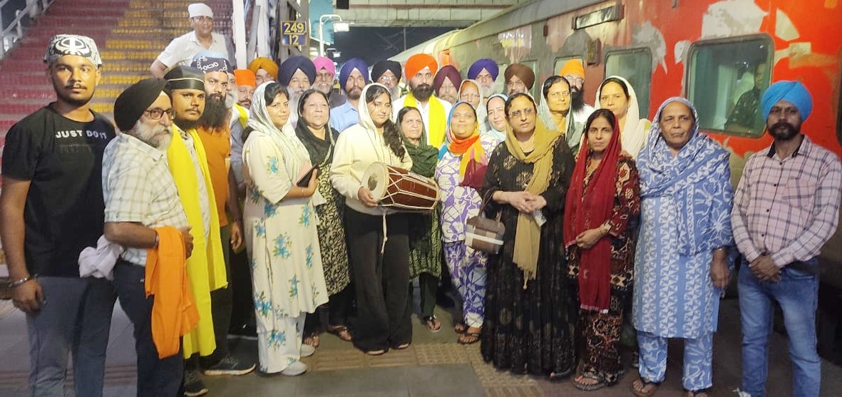 Jamshedpur: पटना साहिब जा रहे श्रद्धालुओं का टाटानगर स्टेशन पर स्वागत कर दी गई लंगर सेवा