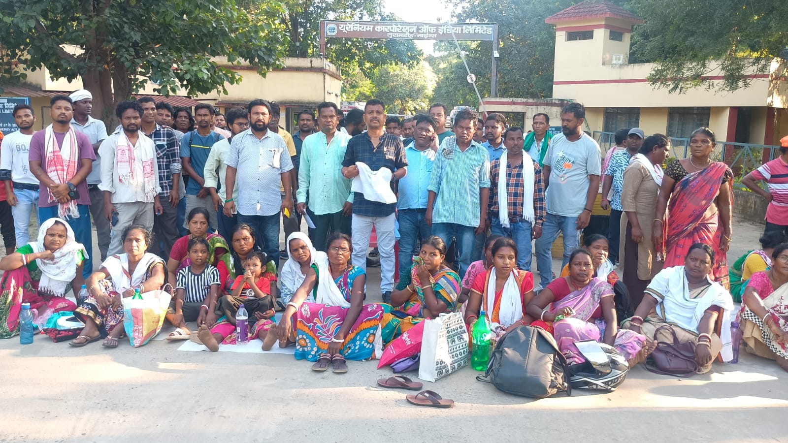 Jadugora: तूरामडीह यूरेनियम हादसा, मृतक मजदूर की पत्नी ने UCIL के खिलाफ शुरू किया धरना