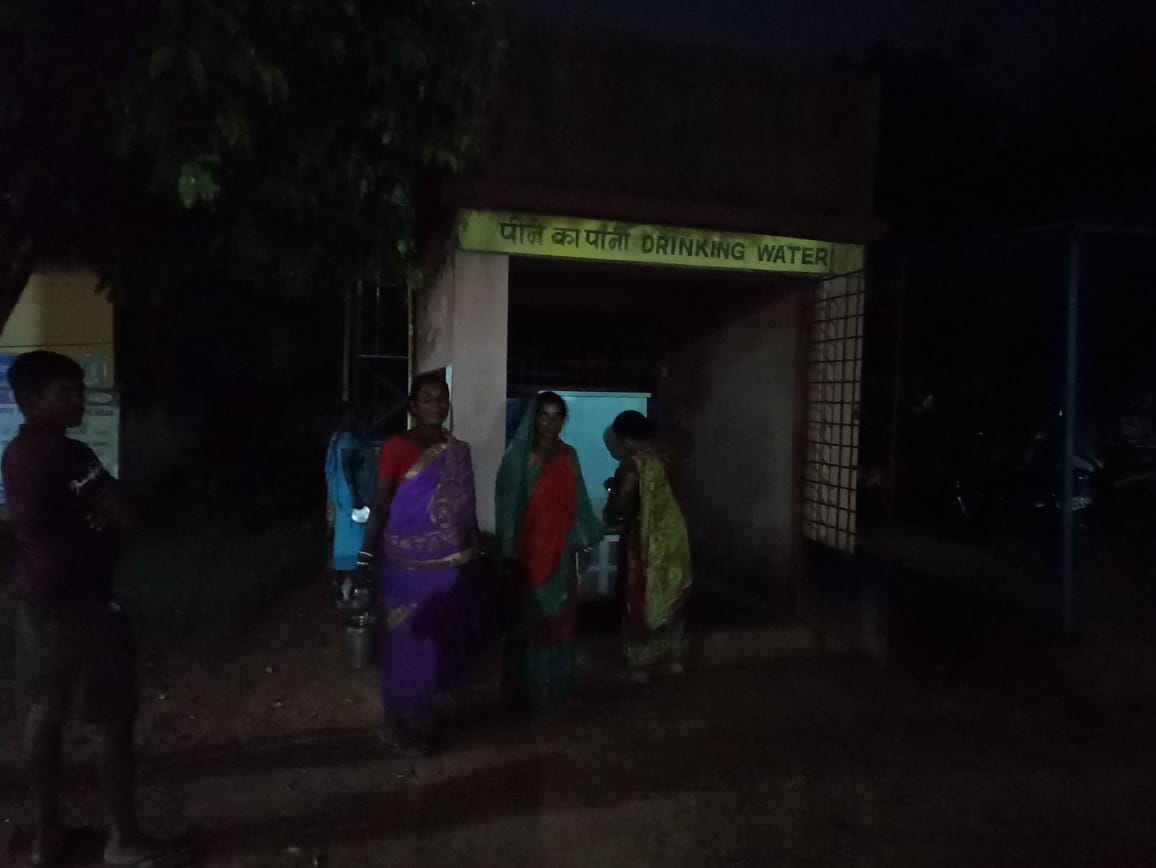 Bahragora: बहरागोड़ा अस्पताल में अंधेरे में पानी लेने को मजबूर परिजन
