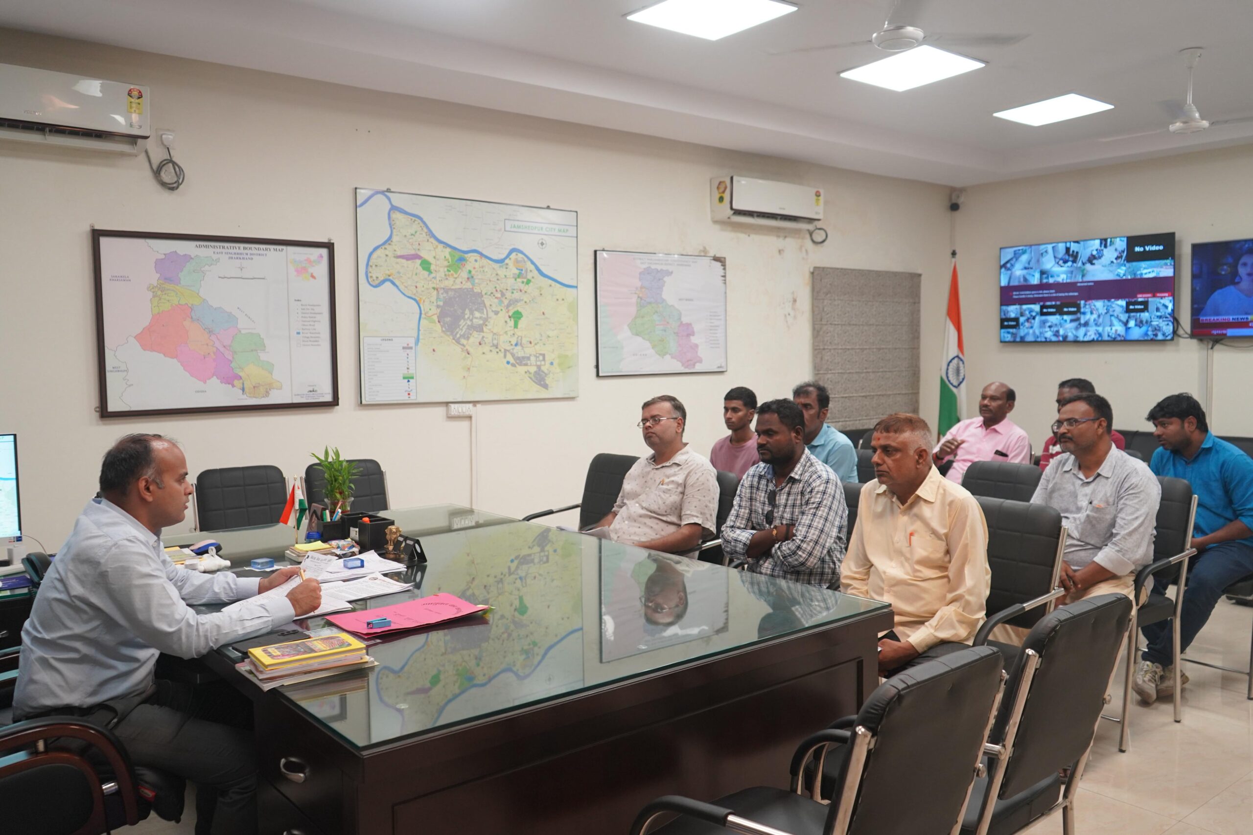 Jamshedpur: उपायुक्त ने सुनी नागरिकों की समस्याएं, पदाधिकारियों को दिए समयबद्ध कार्रवाई के निर्देश