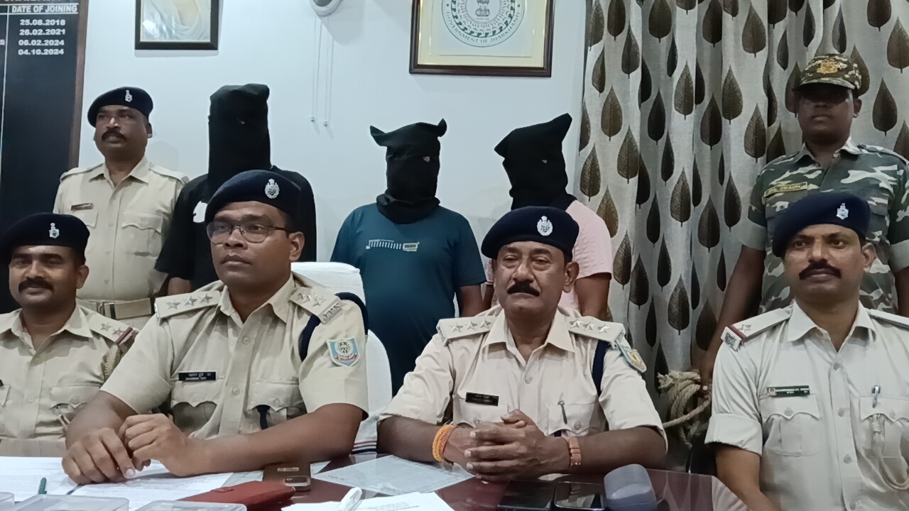 Chaibasa: चाईबासा में पेट्रोल पंप कर्मी से लूट मामले में 3 और अपराधी गिरफ्तार – देखें Video