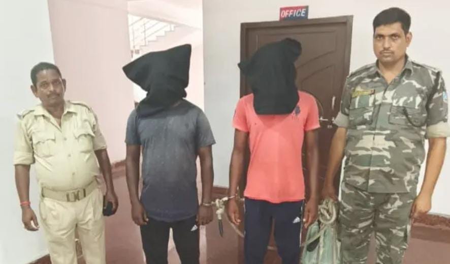 Saraikela: नाबालिग के साथ दुष्कर्म मामले में पुलिस ने दो आरोपी को गिरफ्तार कर न्यायिक हिरासत में भेजा