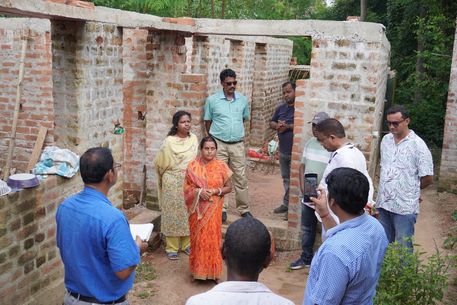 Jamshedpur: गांवों में आवास योजनाओं का निरीक्षण, अधूरे निर्माण जल्द पूरे करने के निर्देश