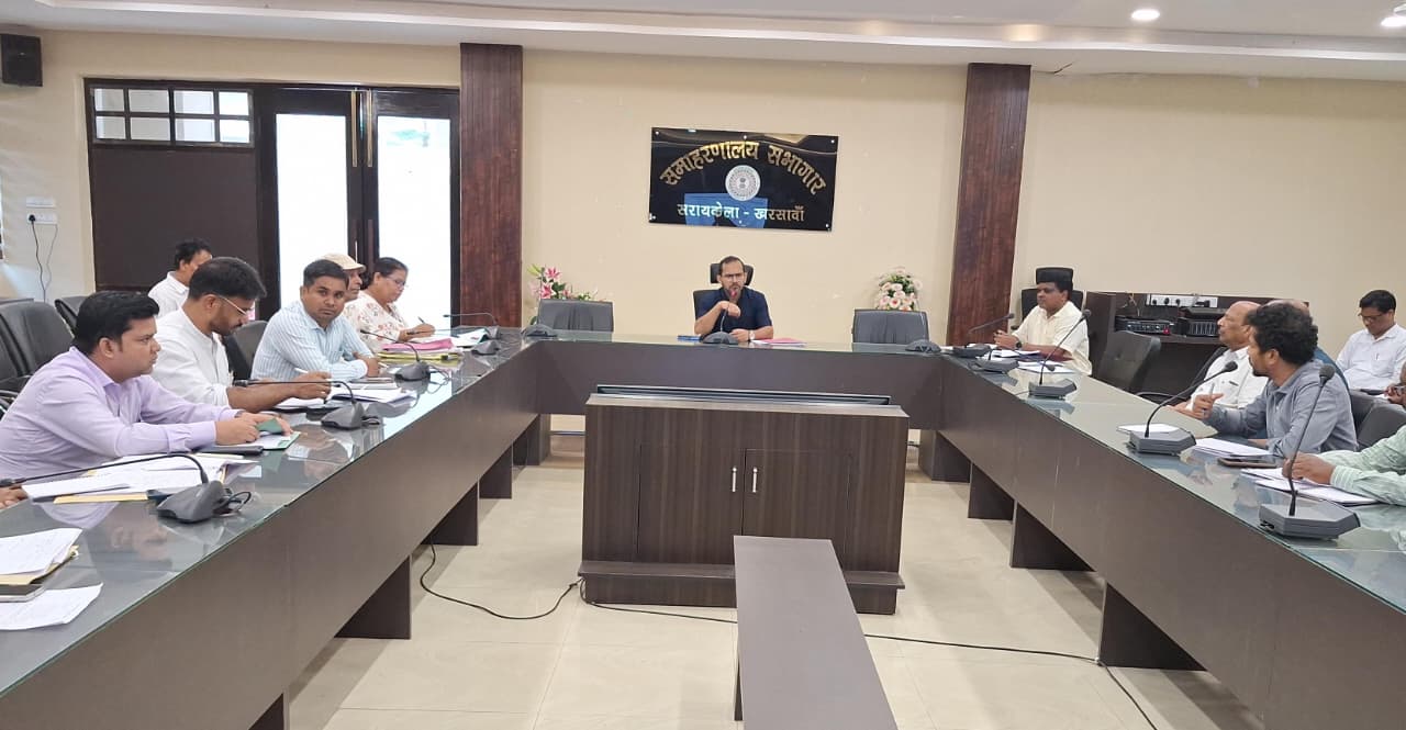 Saraikela: उपायुक्त ने की आपूर्ति विभाग की योजनाओं की समीक्षा, अधिकारियों को दिए सख्त निर्देश