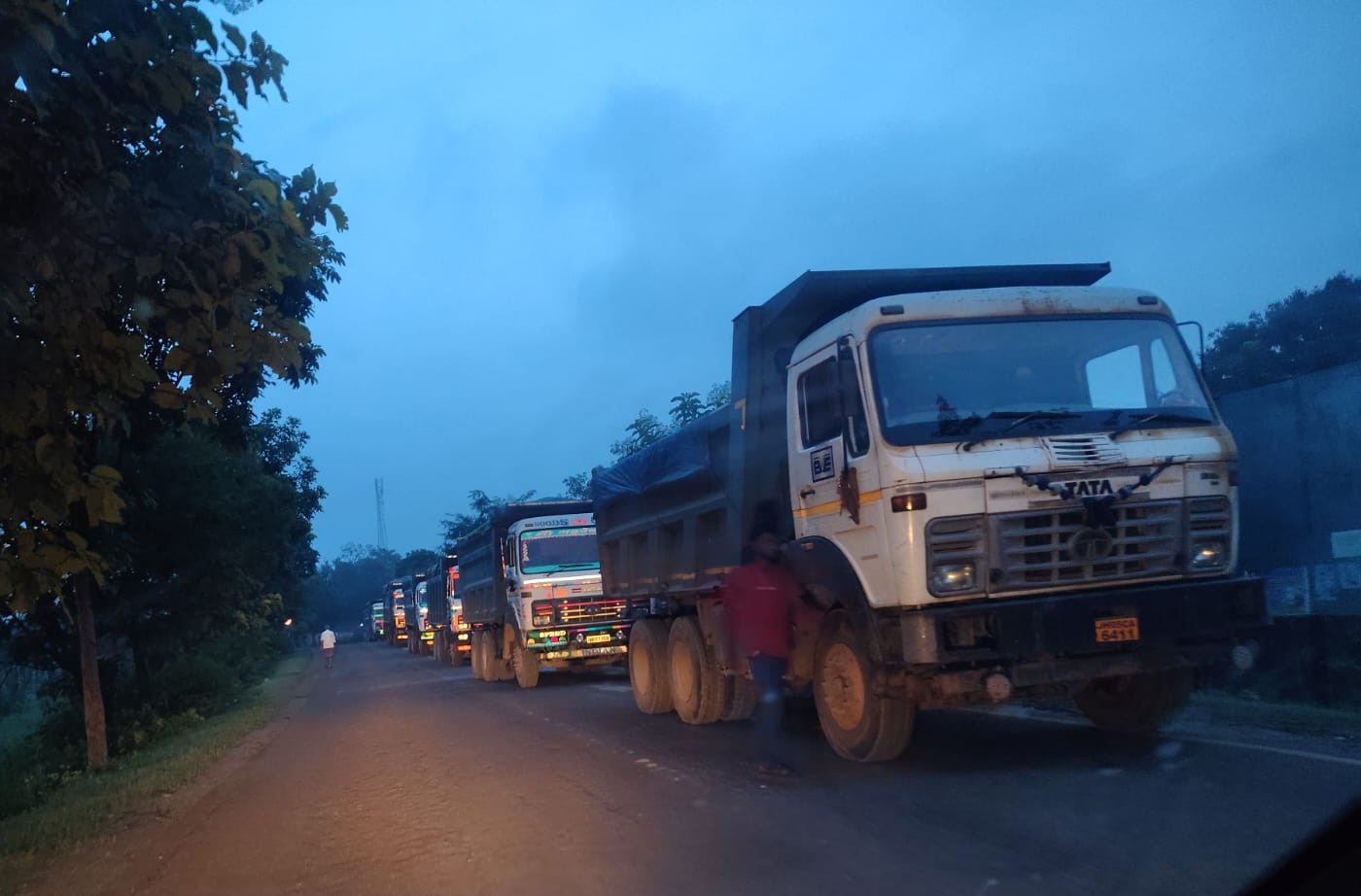 Saraikela: ईचागढ़ में अवैध बालू कारोबार, पुलिस पर प्रति ट्रक 8 हजार वसूली का आरोप