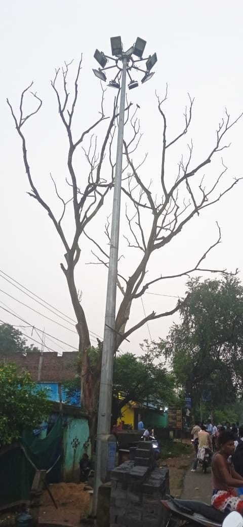 Jadugora: सुंदरनगर में अंधेरे से परेशान लोग, कांग्रेस नेता नारायण महाली ने उठाई आवाज