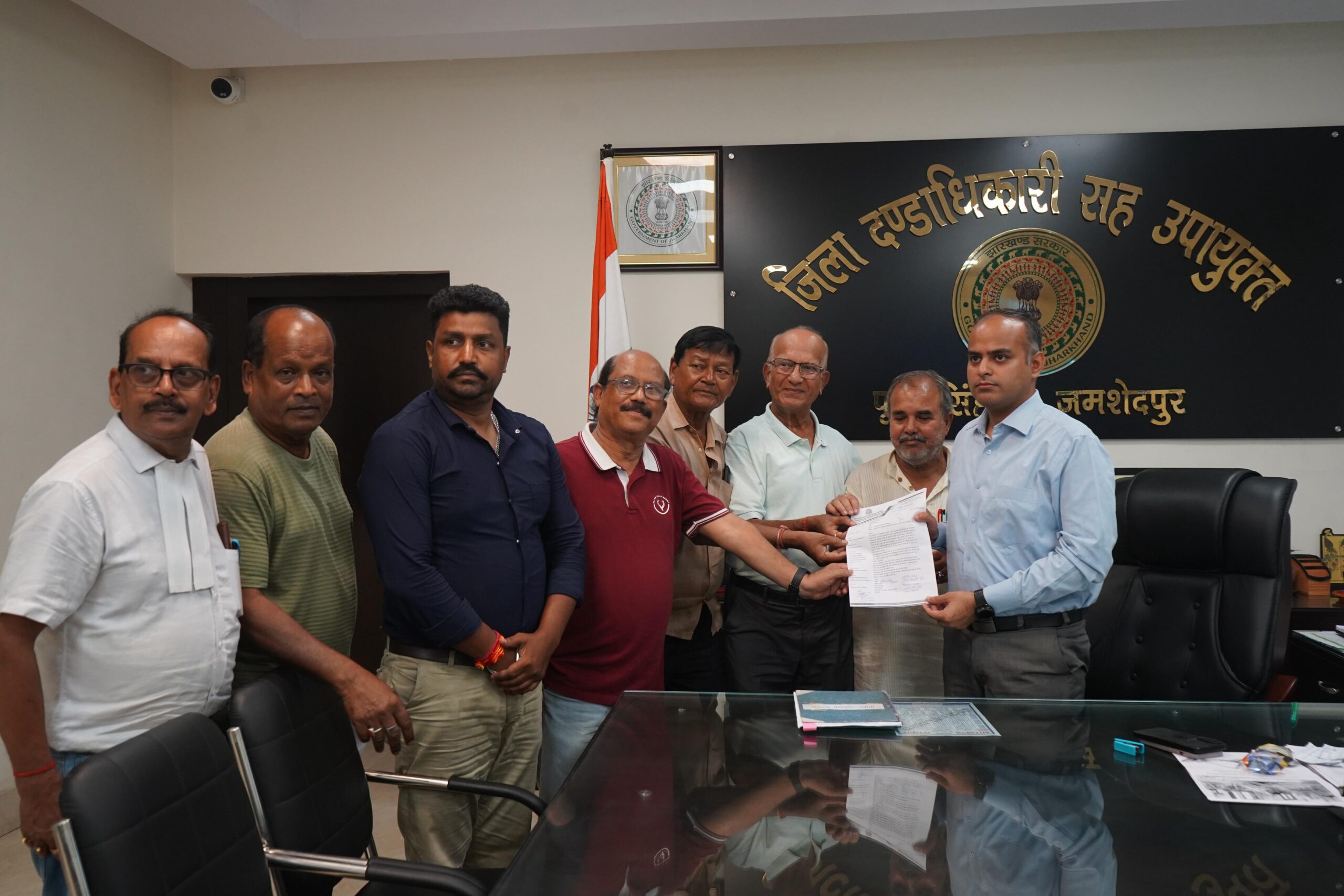 Jamshedpur: जन शिकायत निवारण दिवस में उपायुक्त ने सुनीं जनता की बातें, कई मुद्दों पर मिले आवेदन