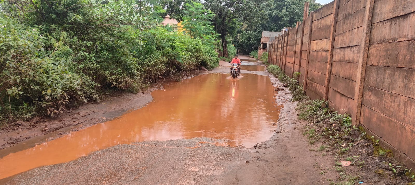 Chaibasa: हल्की बारिश में डूब जाता है बड़ाजामदा, लोग जी रहे नारकीय जीवन