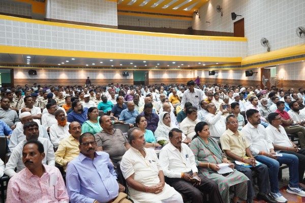 Jamshedpur: दुर्गा पूजा पर शांति और सुरक्षा को लेकर जिला प्रशासन सतर्क, शांति समिति के साथ हुई बैठक