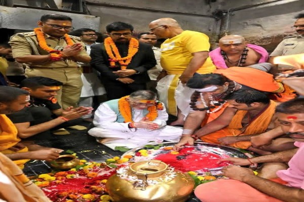 Jharkhand: देवघर पहुंचे राज्यपाल, बाबा बैद्यनाथ धाम में की पूजा-अर्चना