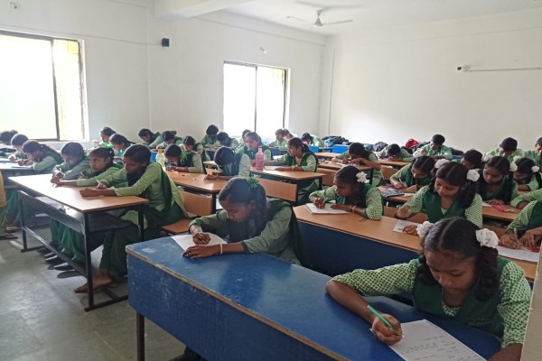 Saraikela: राजनगर में DMFT और PMKKKY की 10वीं वर्षगांठ पर बच्चों ने दिखाई प्रतिभा