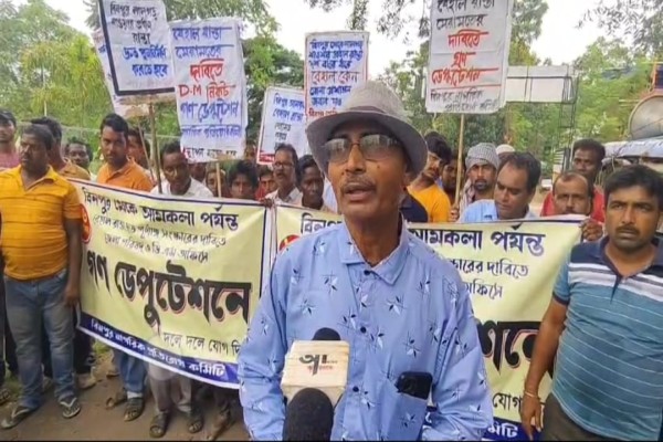 Jhargram: 15 साल से टूटी सड़क पर भड़का गुस्सा, झाड़ग्राम में ग्रामीणों का प्रदर्शन