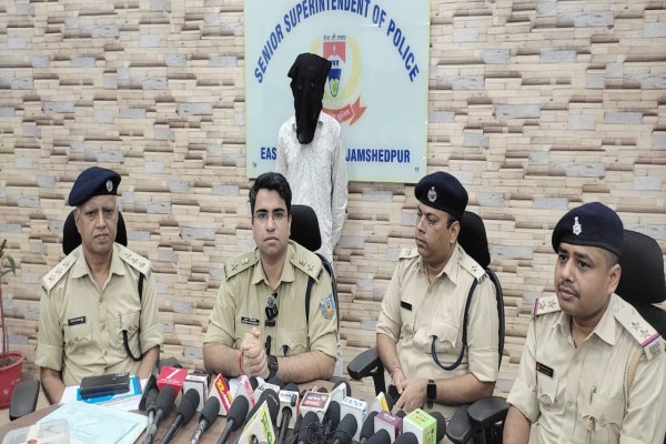 Jamshedpur: टेल्को पुलिस ने हथियार के साथ संदिग्ध को दबोचा, न्यायिक हिरासत की तैयारी
