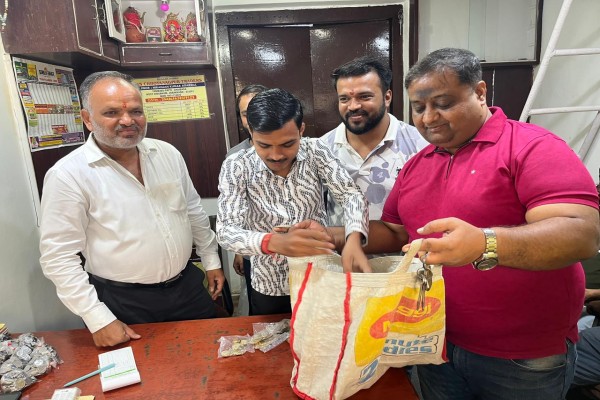 West Singhbhum: चैंबर ऑफ कॉमर्स ने किया छुट्टे पैसों का वितरण, त्योहारों में व्यापारियों को मिलेगी राहत