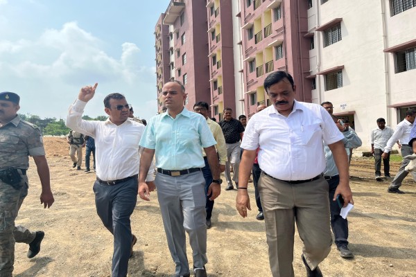 Jamshedpur: उपायुक्त ने बिरसानगर में पीएम आवास परियोजना का किया निरीक्षण, 95 प्रतिशत काम पूरा