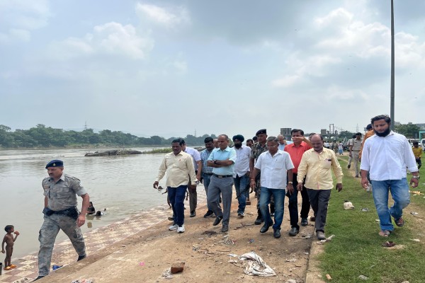 Jamshedpur: दुर्गापूजा विसर्जन को लेकर उपायुक्त ने नदी घाटों का किया निरीक्षण, सुविधा के लिए दिए निर्देश