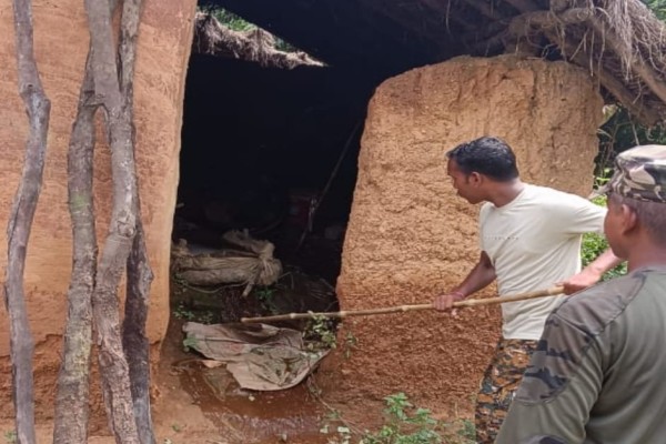 Jamshedpur: दुर्गा पूजा से पहले पुलिस का एक्शन, अवैध शराब भट्टियां ध्वस्त