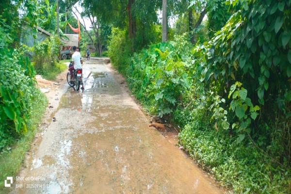 Bahragora: बार-बार गुहार के बाद भी बहरागोड़ा में कीचड़ से पटी सड़कें, ग्रामीण बेहाल