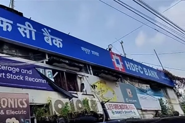 Breaking: देवघर के HDFC बैंक में हथियारबंद अपराधियों ने फिल्मी अंदाज में डाला डाका, 2 करोड़ लूटकर फरार