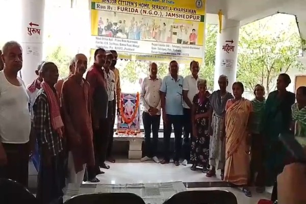 Saraikela: सरायकेला में धूमधाम से मनाई गई श्री अग्रसेन जयंती, वृद्धाश्रम में हुआ आयोजन