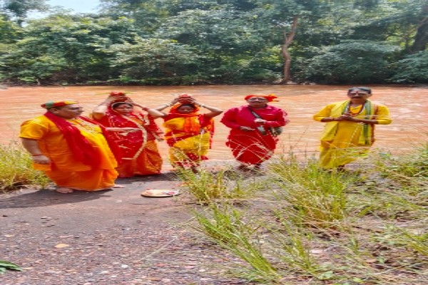 Chaibasa: गुवा घाटी मां वन देवी मंदिर में नवरात्रि की शुरुआत, भक्तों ने लिया आशीर्वाद
