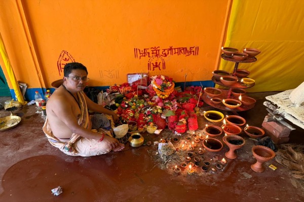 Chaibasa: गुवा में नवरात्रि की शुरुआत, महिलाओं ने किया मां शैलपुत्री का पूजन