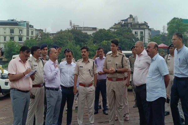 Jamshedpur: DC-SSP ने किया दुर्गापूजा पंडालों का निरीक्षण, सुरक्षा और व्यवस्थाओं पर फोकस